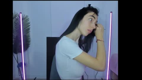 Celine Roxelle online show from November 4, 2025, 8:02 am