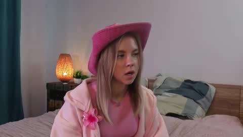 Snapshot of chantalglos chatting on November 26, 2025, 9:10 am Milana online show from November 26, 2025, 9:10 am