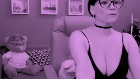 Snapshot of chantallovely chatting on May 4, 2026, 2:02 pm The Queen online show from May 4, 2026, 2:02 pm
