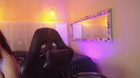  chantalpetit  online show from April 21, 2026, 6:23 pm