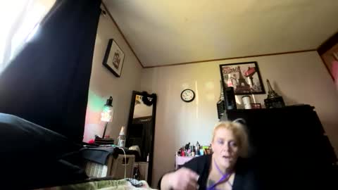 Snapshot of chaosangel33 chatting on June 5, 2026, 4:35 pm Ms. Behaving online show from June 5, 2026, 4:35 pm