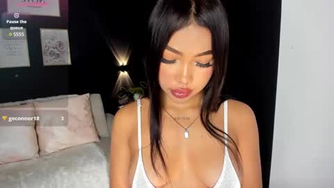 Snapshot of charlotte_es chatting on December 19, 2024, 8:44 pm Charlotte online show from December 19, 2024, 8:44 pm