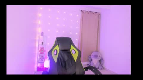 charlotteee online show from December 2, 2025, 3:56 am