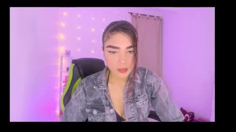 charlotteee online show from December 5, 2025, 2:42 am