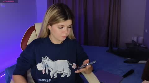 Snapshot of charming__kitty chatting on December 17, 2024, 6:53 pm Kira online show from December 17, 2024, 6:53 pm