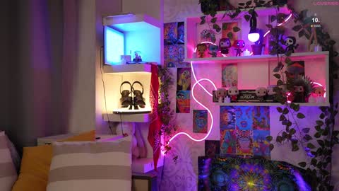 Belle and Miley online show from December 13, 2024, 3:43 pm