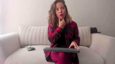 Regina Phalange online show from March 7, 2025, 8:33 pm