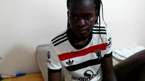 chichie_ online show from May 22, 2026, 5:51 pm