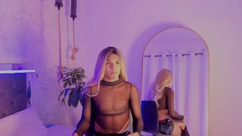 Snapshot of chloe_bronze chatting on June 28, 2026, 12:22 pm Chloe online show from June 28, 2026, 12:22 pm