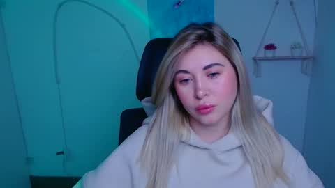 Chloe online show from November 30, 2025, 6:17 am