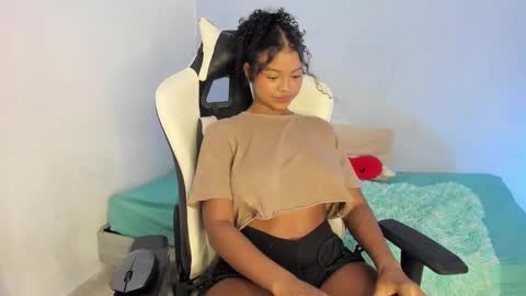 chloe online show from March 10, 2025, 7:50 pm