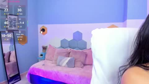 Chloe online show from September 29, 2025, 2:44 pm