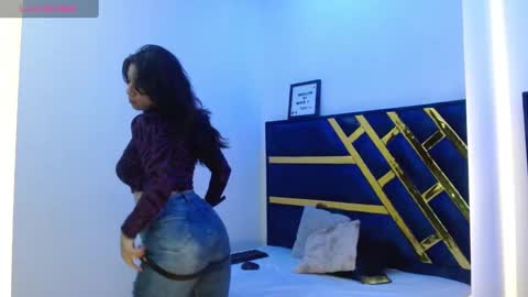 Chloe online show from November 10, 2025, 12:37 pm