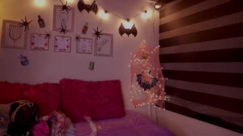 CLOE  online show from October 18, 2025, 1:52 am