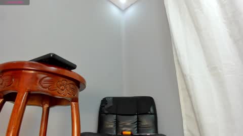 Snapshot of chloe_narcise chatting on December 6, 2024, 11:03 pm Chloe online show from December 6, 2024, 11:03 pm