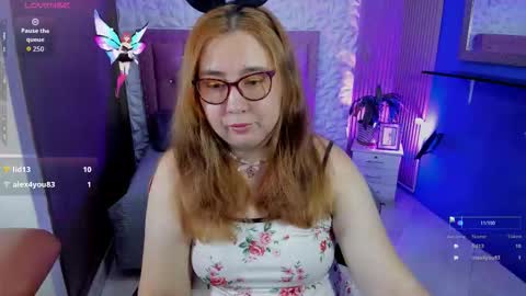 chloe_prg online show from November 4, 2025, 1:21 pm