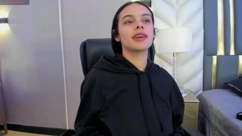  Chloe Harper  online show from April 15, 2026, 12:01 pm