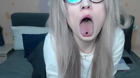 chloemurmeow online show from October 23, 2025, 1:16 am
