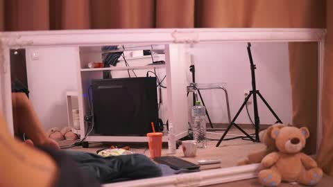 Chlo online show from April 24, 2026, 3:42 am