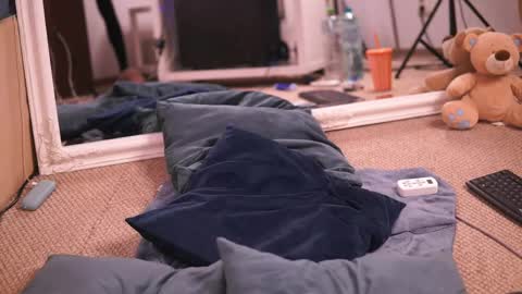 Chlo online show from April 25, 2026, 4:04 am