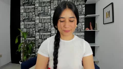 ChloeTurner  online show from February 19, 2025, 4:00 pm