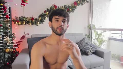 Im Chirs IM MODEL INDEPENDT online show from December 9, 2024, 3:22 pm