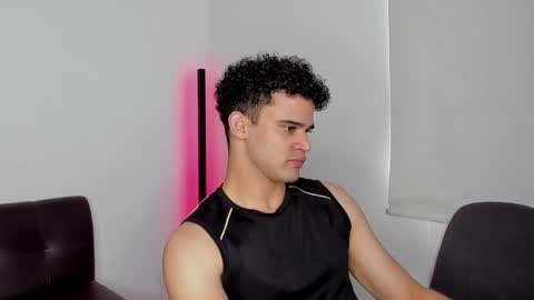 Im Chirs IM MODEL INDEPENDT online show from September 29, 2025, 8:35 pm