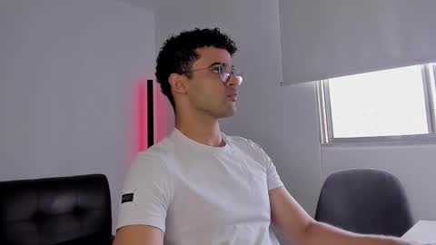 Im Chirs IM MODEL INDEPENDT online show from September 30, 2025, 6:24 pm