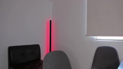 Im Chirs IM MODEL INDEPENDT online show from October 2, 2025, 4:14 pm