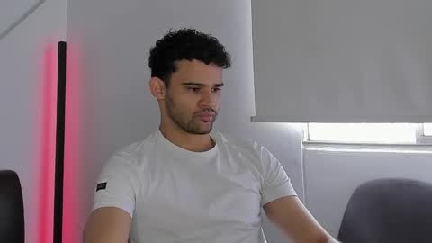 Im Chirs IM MODEL INDEPENDT online show from October 6, 2025, 3:09 pm