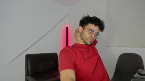 Im Chirs IM MODEL INDEPENDT online show from October 9, 2025, 10:08 pm