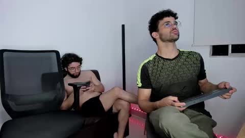 Im Chirs IM MODEL INDEPENDT online show from October 26, 2025, 2:50 am