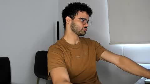 Im Chirs IM MODEL INDEPENDT online show from November 10, 2025, 3:33 pm