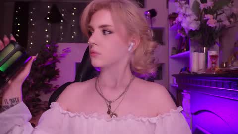 chriss_foxx online show from March 18, 2026, 5:16 pm