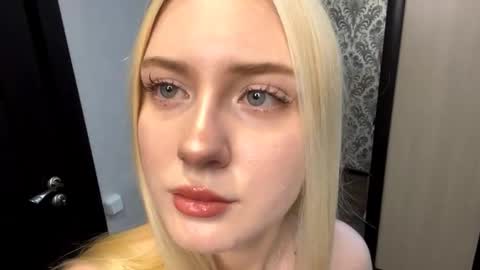 Snapshot of christeneweslow chatting on October 23, 2025, 4:17 pm Aurora online show from October 23, 2025, 4:17 pm