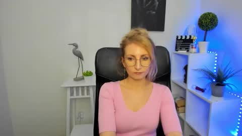 Snapshot of cinderellamoon chatting on February 17, 2026, 6:32 am Cinderella online show from February 17, 2026, 6:32 am