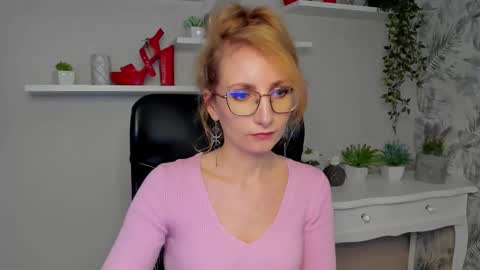 Snapshot of cinderellamoon chatting on March 4, 2026, 6:30 am Cinderella online show from March 4, 2026, 6:30 am