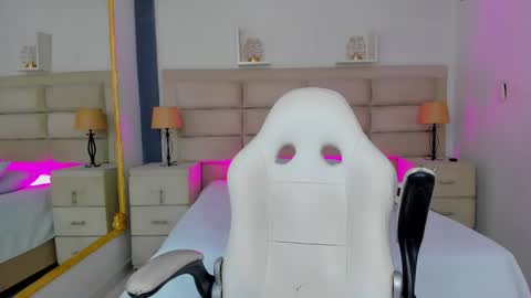 CintiaCollins  online show from December 5, 2025, 9:00 pm