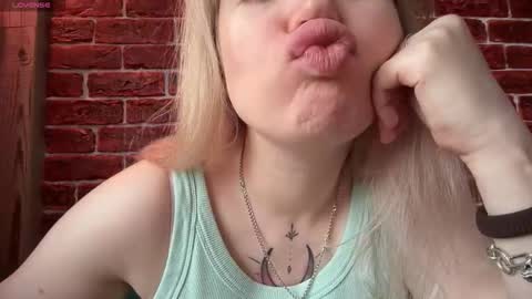 citrusblissss online show from November 11, 2025, 2:33 am