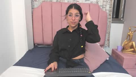 claire aristizabal online show from November 22, 2025, 4:33 am