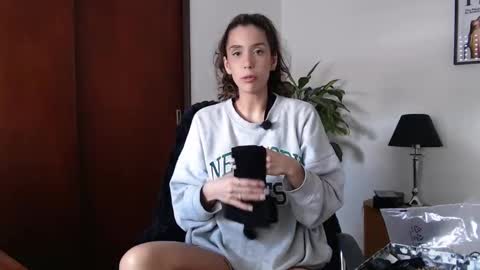 clairevarhol online show from October 18, 2025, 4:08 pm