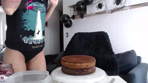 clairevarhol online show from October 31, 2025, 4:52 pm