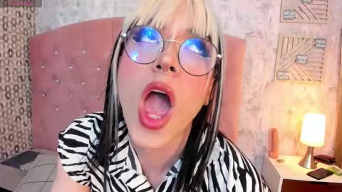 Snapshot of cleo_nilee chatting on November 11, 2025, 4:01 am cleo online show from November 11, 2025, 4:01 am