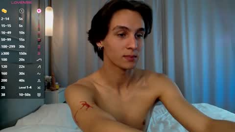 Snapshot of cleo_strings_ chatting on August 1, 2026, 10:41 pm Cleo online show from August 1, 2026, 10:41 pm