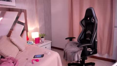 clhoe_johnson_ online show from October 2, 2025, 2:40 am