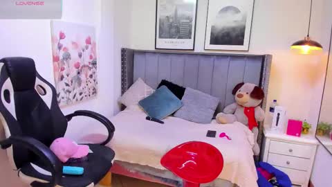 clhoe_johnson_ online show from November 8, 2025, 12:27 pm