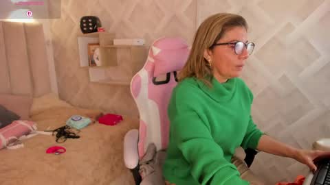 clhoe_johnson_ online show from April 21, 2026, 12:11 pm