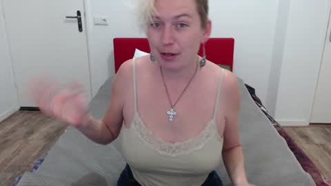 Syl  online show from February 6, 2025, 9:22 am