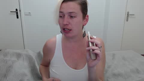 Syl  online show from February 6, 2025, 6:02 pm