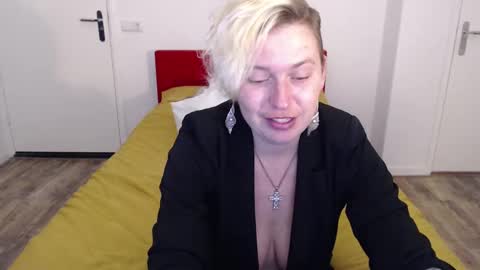 Syl  online show from February 21, 2025, 2:38 pm